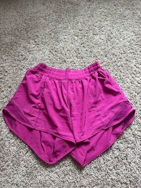 Lululemon Hotty Hot low-rise lined short | Size 6 | 4” | Ripened Raspberry